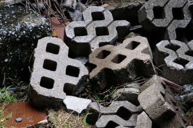 bahçede eski taşlar