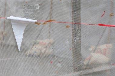 Kırmızı ve beyaz plastik bir maske..