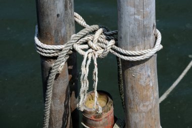 İp bir tekneye bağlı.