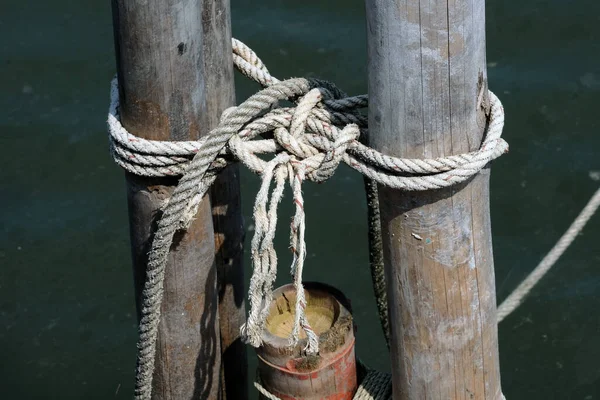 İp bir tekneye bağlı.