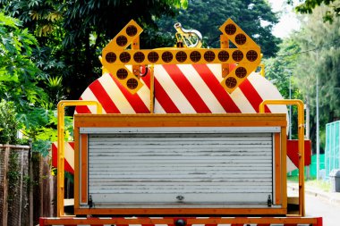 Kırmızı itfaiye aracı parkta yolda.