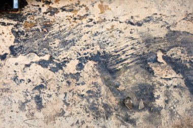 Siyah boyalı eski duvar.