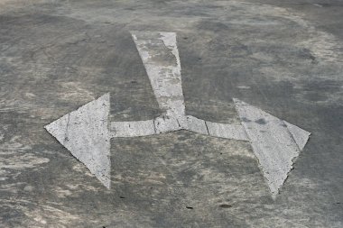 Beton duvarda ok işareti