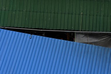 Bir sürü siyah beyaz boyalı mavi ve beyaz çatı