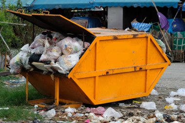 Çöp kutusunda çöp yığını.