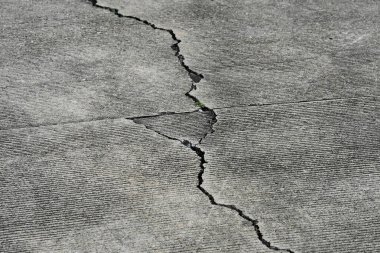 çatlaklı ve çizikli gri beton duvar.