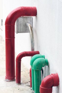 Parktaki boru ve yangın hortumu.