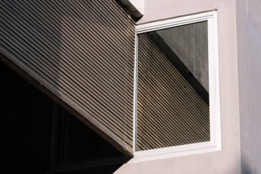 Şehirdeki bir pencereyi kapat