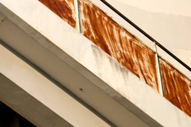 Paslı metal ve boya.