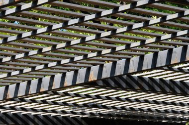 Metalden yapılmış modern çatı. kıvrımlı metal çatı ve çatı metali.