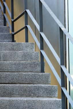 Şehirdeki beton merdivenler. modern bina