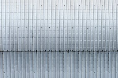 Delikli beyaz metal plaka..