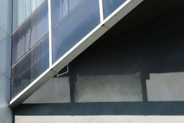 Modern bir binanın cephesi.