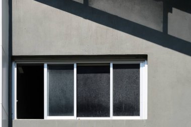 Beyaz duvarlı pencere