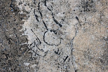 Çatlak ve çizikli beton duvar dokusu