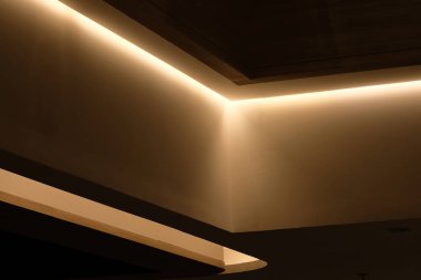 Işık şeridi ve saati olan bir tavan.