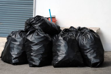 Arka arkaya çöp torbaları