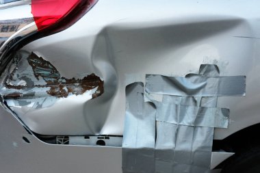 Kırık araba, sokakta beyaz boya.