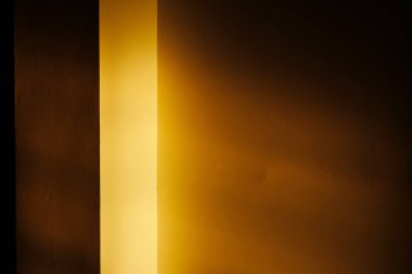 açık duvar arkaplanı ile sarı renk