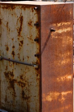 Eski paslı bir fabrika kapısı.