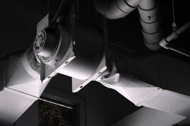 Modern bir binanın siyah beyaz fotoğrafı.