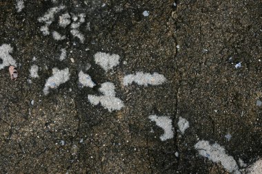 küçük gri taşlarla beton yüzey