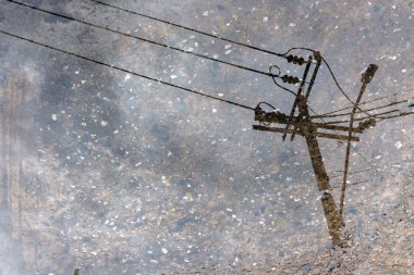 Paslı demir, siyah bir zemin ve bir sürü çatlak..