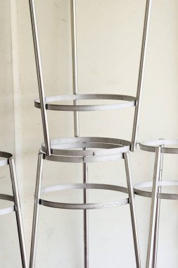 Siyah arkaplanı olan beyaz metal dışkı