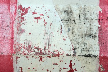 Eski kırmızı ve beyaz duvar soyulmuş boyayla