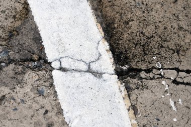 Kırık asfalt yol yüzeyi