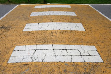 Sarı boyalı asfalt yol