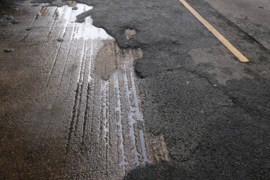 Arabayla yağmurda yol.