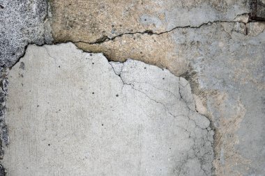 Çatlakları ve çizikleri olan eski beton duvar.