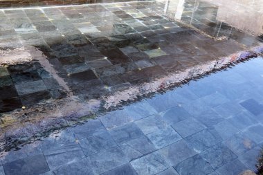 Yüzme havuzundaki çeşme.