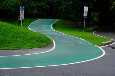 Parkta bisiklet yolu