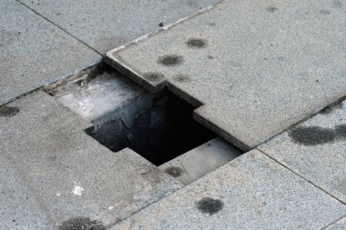 Kırık kiremitli beton kaldırım