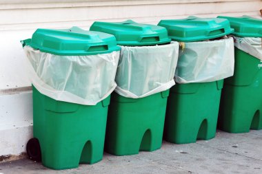 Geri dönüşüm için yeşil plastik şişeler