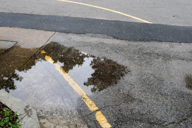 ıslak kaldırım ve yağmur