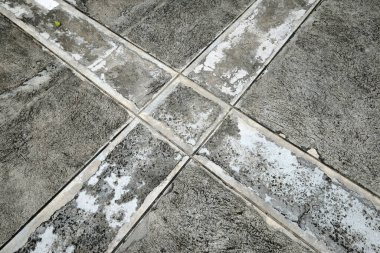 Kirli gri çatallı beton kiremitler