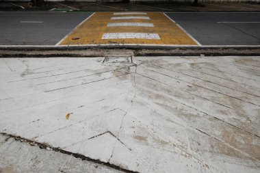 Caddedeki yol tabelası
