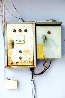 Eski paslı elektrik paneli