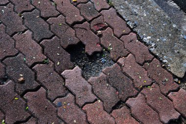 Asfalt yolu ve kaldırımı kırık.