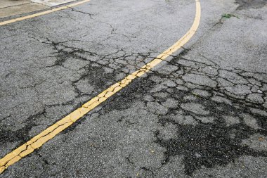 Sarı çizgi ve çizgilerle asfalt yol