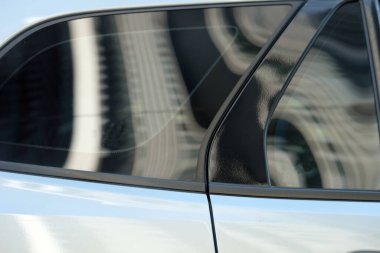 Modern otomobil arkadan görünüş