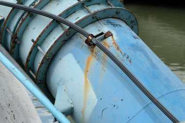 Metal bir boruya yakın.