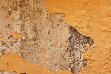 Eski duvarda çatlaklar ve çizikler var.