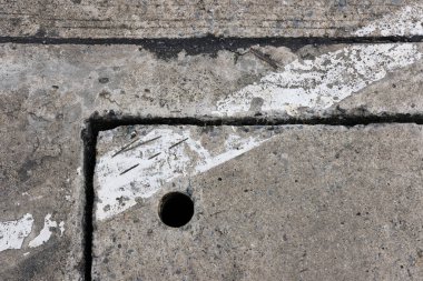 Çatlak ve lekeli eski gri beton kaldırım