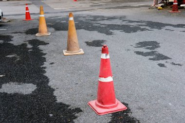 Trafik konileri ve caddelerdeki trafik işaretleri
