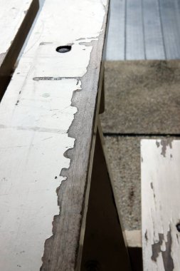 Tahta bir masaya yakın.