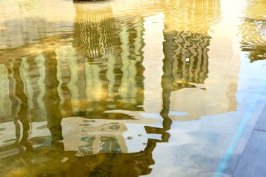 Suda yansıması olan su yüzeyi.